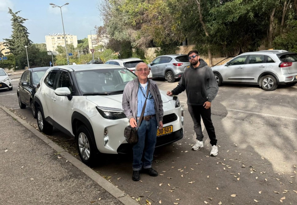 לקוח מרוצה עם רכב חדש
